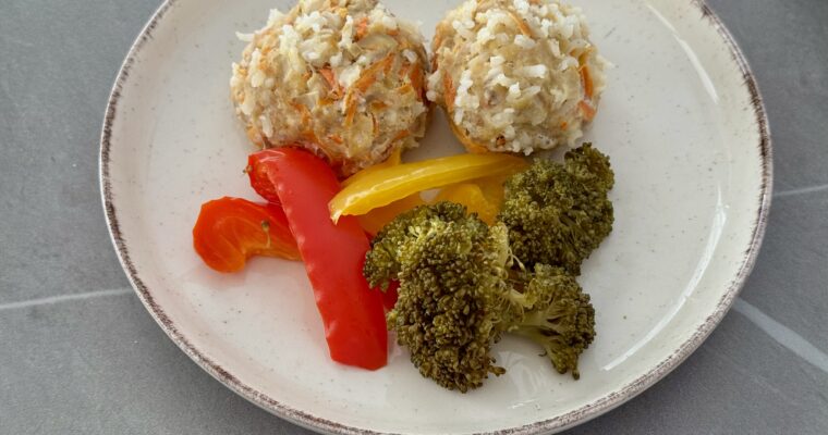 Їжачки з рису та курячого фаршу з овочами на пару